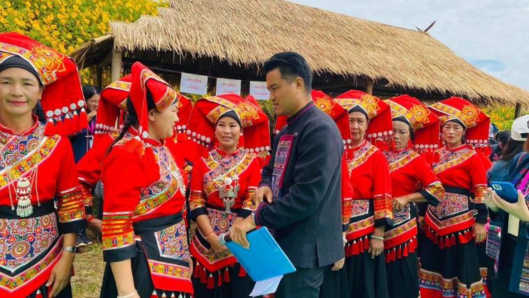 ชาวลีซูในชุดประจำกลุ่มสีแดงร่วมงานประเพณีปีใหม่